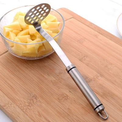 ecrase-pomme-de-terre-ustensile-pose-sur-un-bol-puree