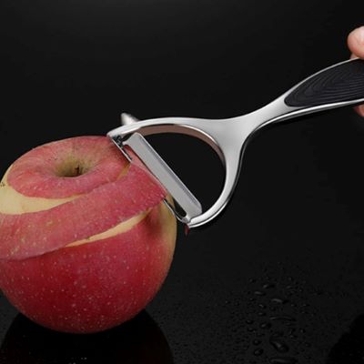 Eplucheur-a-legumes-pomme-epluchee