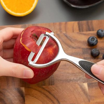 Eplucheur-a-legumes-femme-qui-epluche-pomme