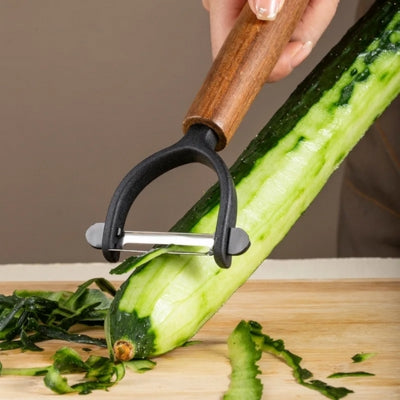 econome-y-epluchant-concombre