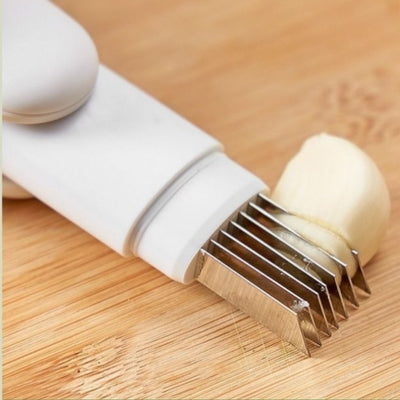 econome-cuisine-dents-ecrasant-ail