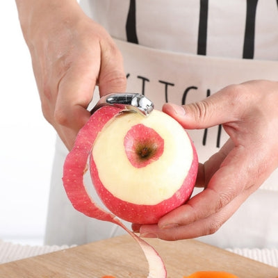 econome-cuisine-epluchant-pomme