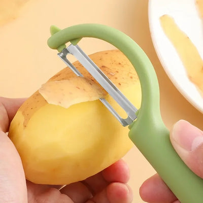 econome-cuisine-vert-epluchant-pomme-de-terre