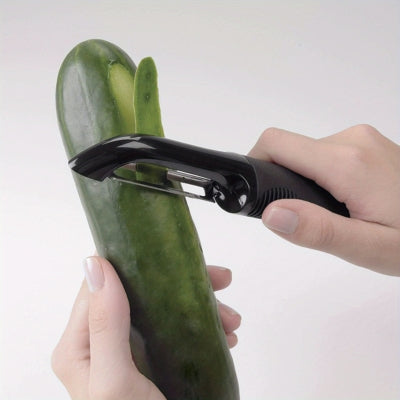 econome-cuisine-noir-epluchant-concombre