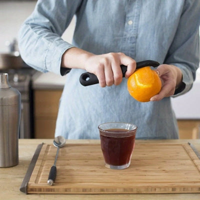econome-cuisine-noir-epluchant-orange