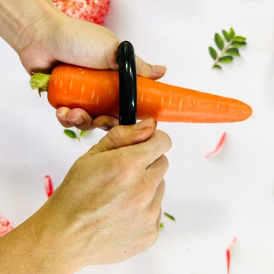 econome-cuisine-epluchant-finement-carotte