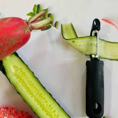 econome-cuisine-epluchant-finement-concombre