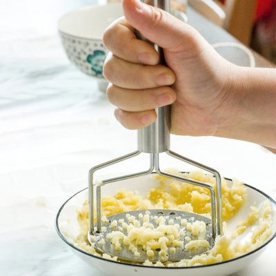 ecrase-puree-tenu-en-main-puree-maison