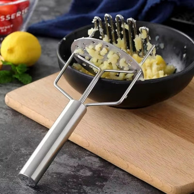 ecrase-puree-dispose-sur-bol-puree