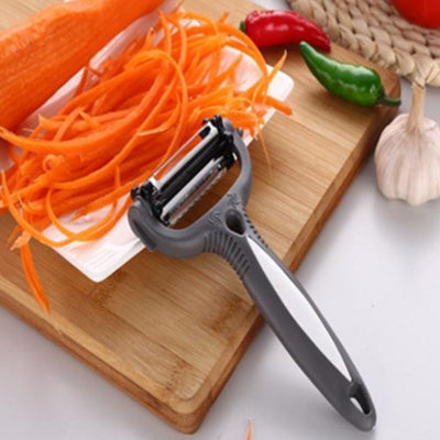 epluche-legume-gris-ayant-coupe-carotte-en-lamelle