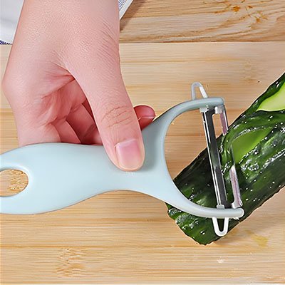 epluche-legume-bleu-epluchant-concombre