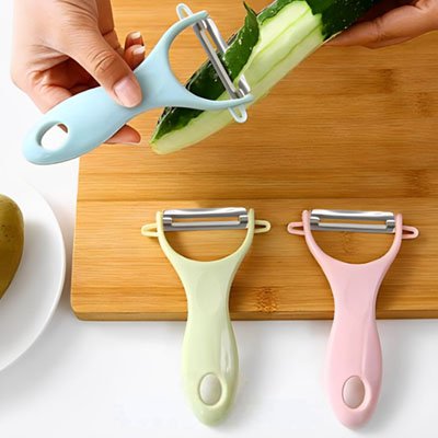 epluche-legume-3-trois-couleurs-bleu-eplucant-concombre