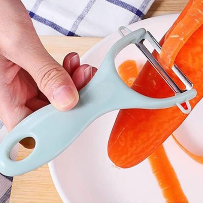 epluche-legume-bleu-epluchant-carotte