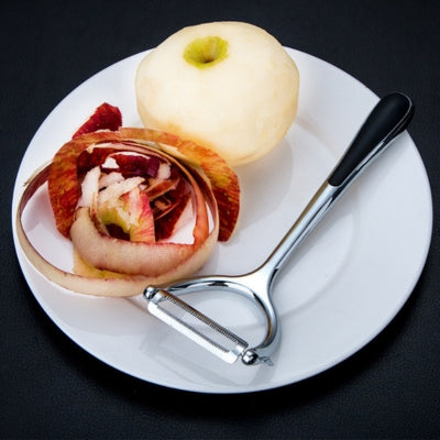 epluche-legumes-dispose-dans-une-assiette