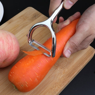 epluche-legumes-argente-epluchant-carotte