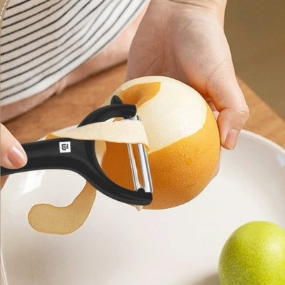 epluche-legumes-noir-epluchant-fruit