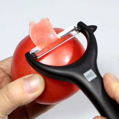 epluche-legumes-noir-epluchant-tomate