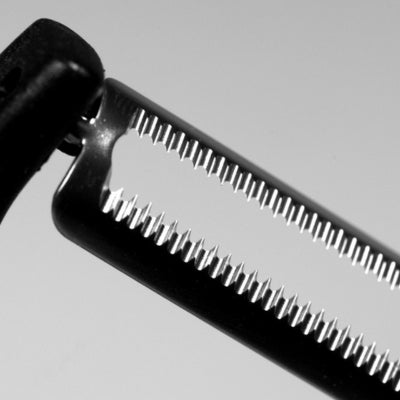 epluche-legumes-lame-dentelee