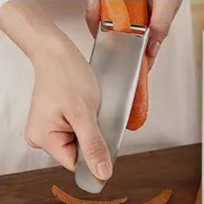 eplucheur-epluchant-carotte