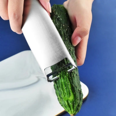 eplucheur-epluchant-concombre