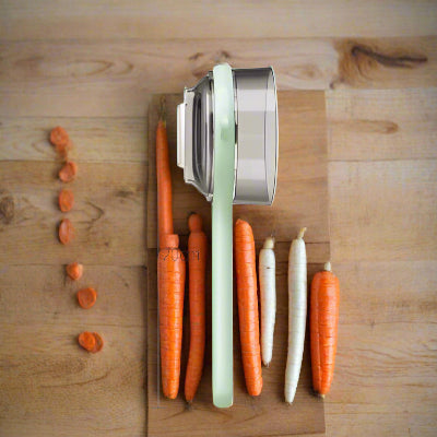 eplucheur-vert-carottes-epluchees