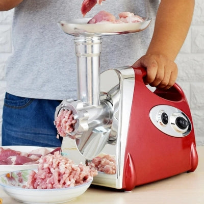 hachoir-a-viande-electrique-main-qui-tient-viande-hachee