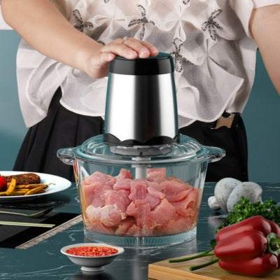 hachoir-a-viande-electrique-main-qui-appuit-morceaux-viandes