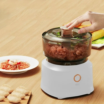 hachoir-electrique-a-viande-main-qui-appuit