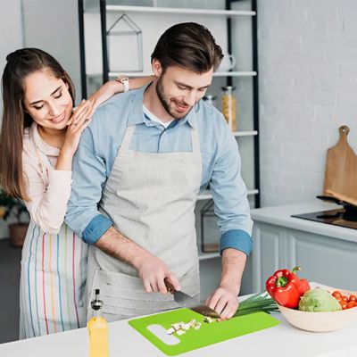 planche-a-decouper-vert-couple-coupant-celeri