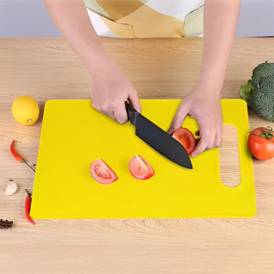 planche-a-decouper-jaune-tomate-coupee