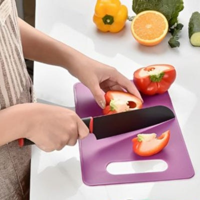 planche-a-decouper-violet-fraise-decoupees