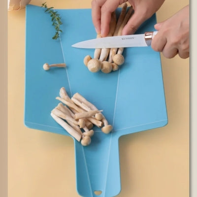 planche-a-decouper-bleue-champignons-coupes