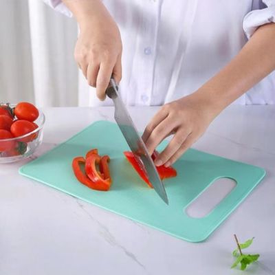 planche-a-decouper-bleu-turquoise-tomate-coupee