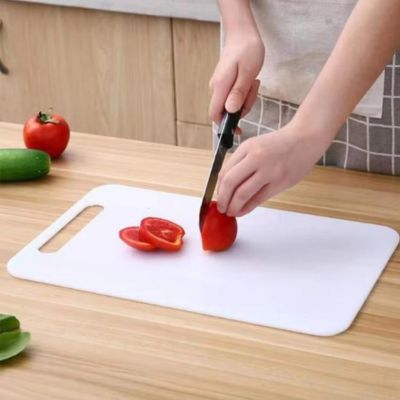 planche-a-decouper-blanche-tomate-coupee