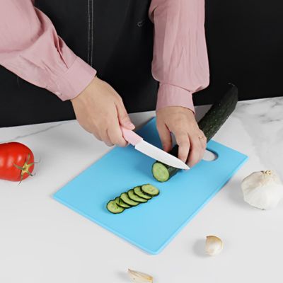 planche-a-decouper-bleu-concombre-decoupe
