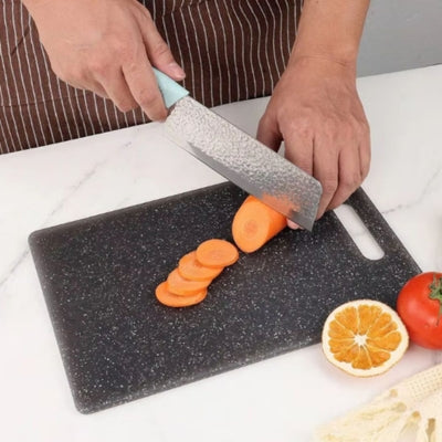 planche-a-decouper-noire-orange-coupee