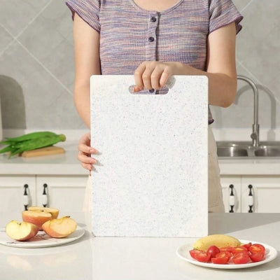 planche-a-decouper-blanche-tenue-debout
