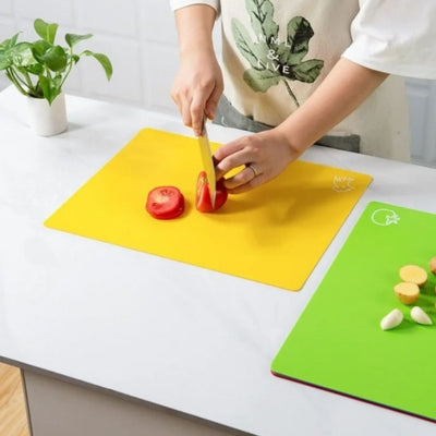 planche-a-decouper-jaune-et-verte-tomate-coupee