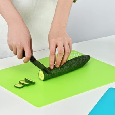 planche-a-decouper-verte-concombre-coupe