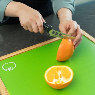 planche-a-decouper-verte-orange-coupee