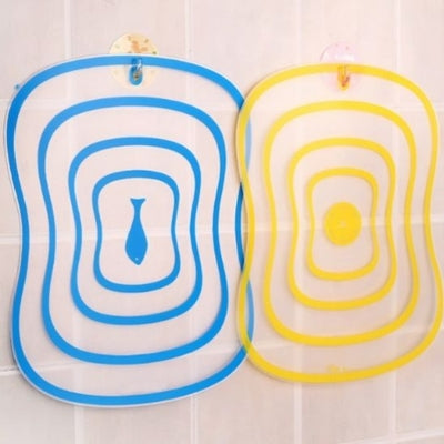 planche-a-decouper-jaune-et-bleue-suspendues