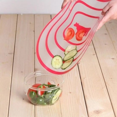 planche-a-decouper-rouge-concombre-coupe-verse