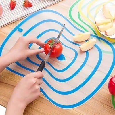 planche-a-decouper-bleu-tomate-coupee