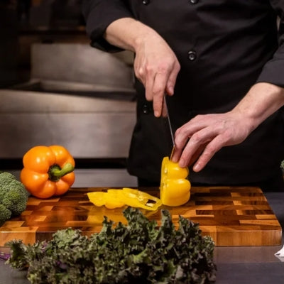planche-a-decouper-bois-poivron-coupe