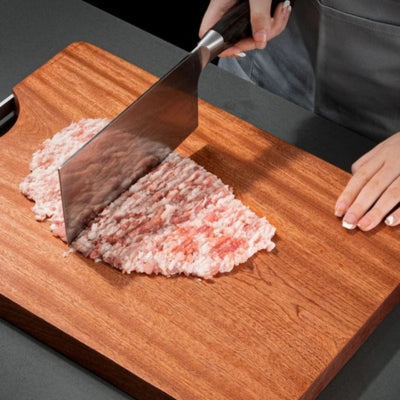 planche-a-decouper-bois-main-qui-hache-viande