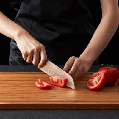 planche-a-decouper-bois-tomate-coupee