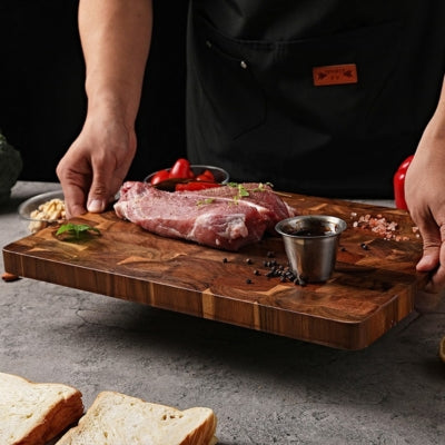 planche-a-decouper-bois-plat-servi