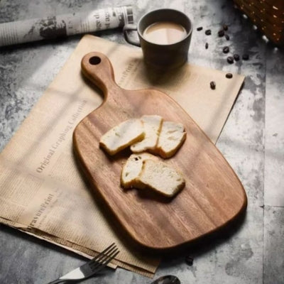 planche-a-decouper-en-bois-utilisation-dejeuner