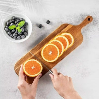 planche-a-decouper-en-bois-ovale-orange-coupee