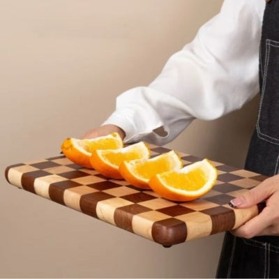 planche-a-decouper-en-bois-orange-coupee